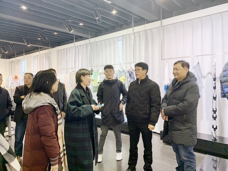 1607474074252467.jpg 中國紡織品進出口商會、海安市商務局領導一行來訪華藝調(diào)研.jpg