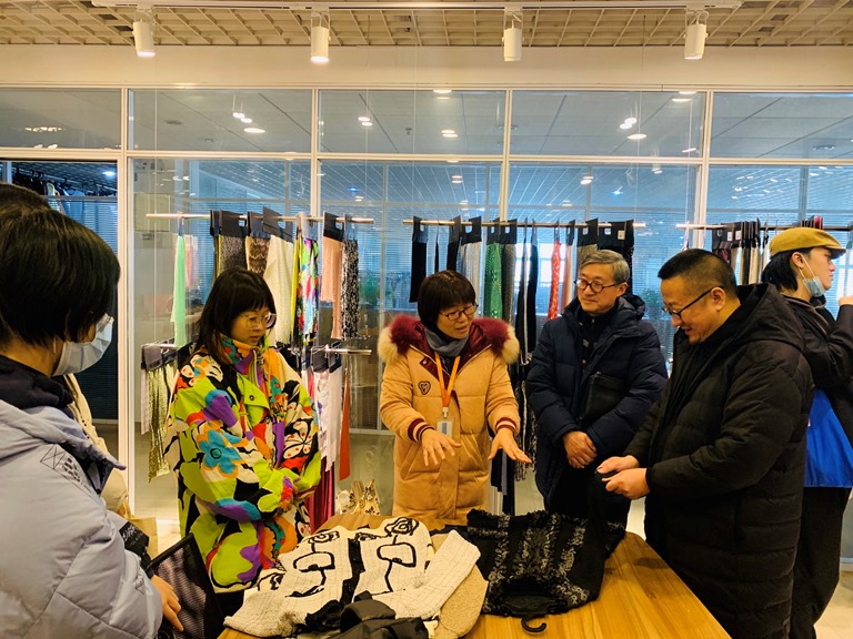 1608628834123759.jpg 東華大學(xué)師生“華藝扎染“采風(fēng)1.JPG