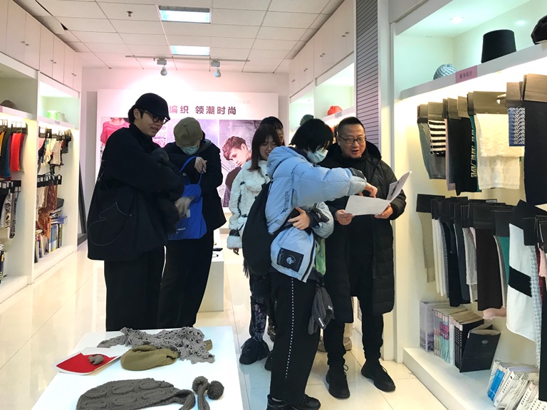 1608628851368782.jpg 東華大學(xué)師生“華藝扎染“采風(fēng)2.jpg