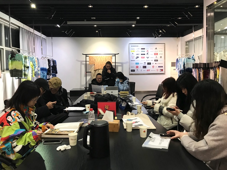 1608628867952766.jpg 東華大學(xué)師生“華藝扎染“采風(fēng)3.jpg