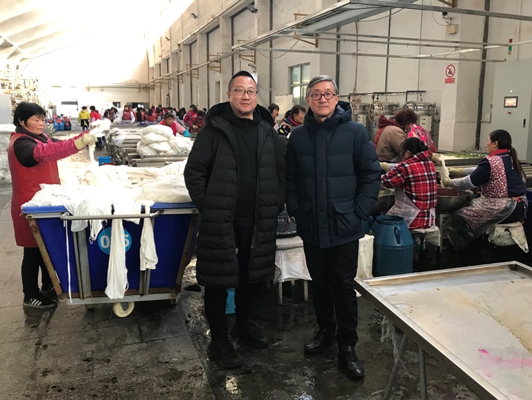 1608628886167651.jpg 東華大學(xué)師生“華藝扎染“采風(fēng)4.jpg